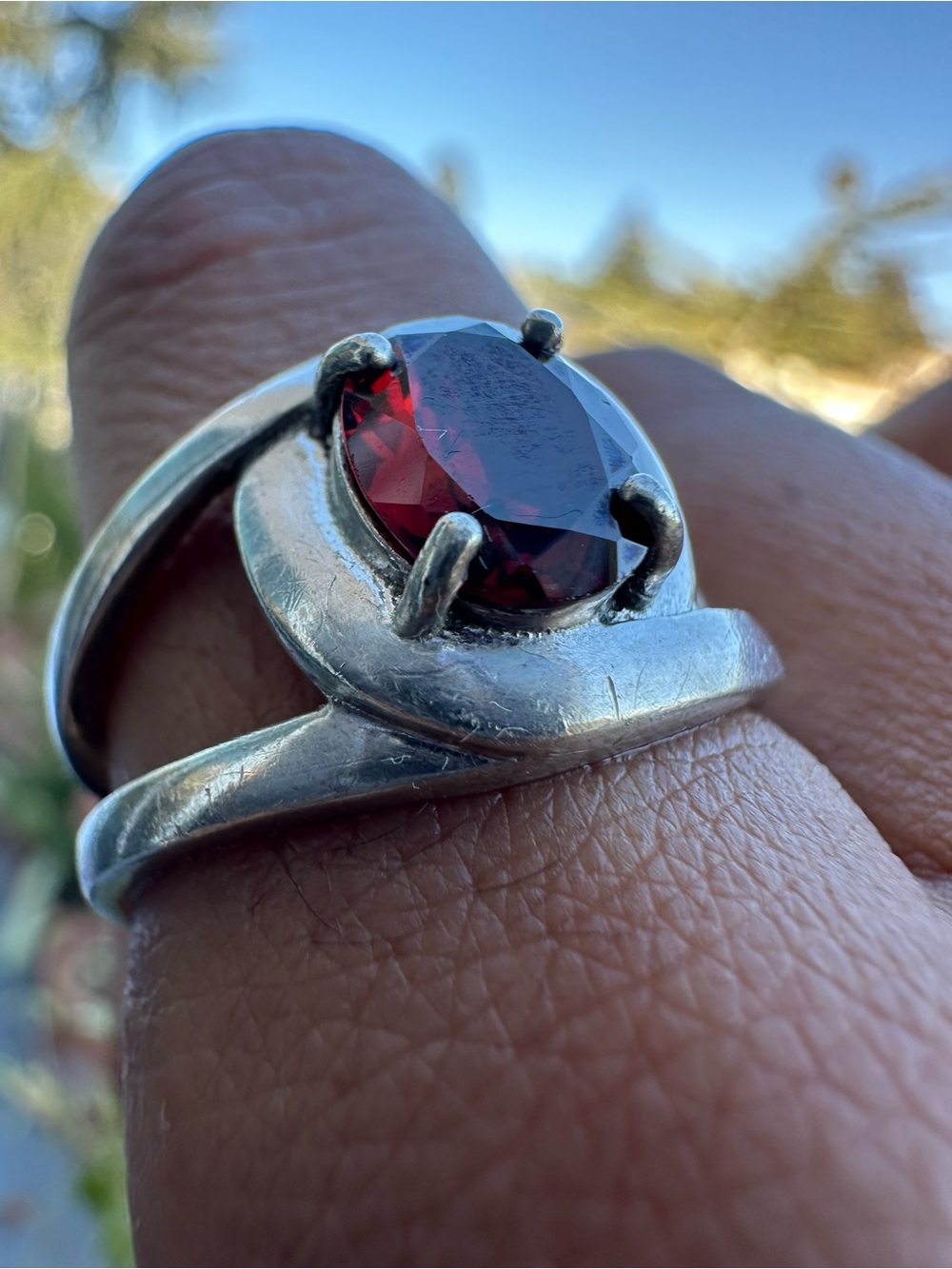 Sterling Silver Garnet Ring - Deep Red Stone - Picture 4 of 6